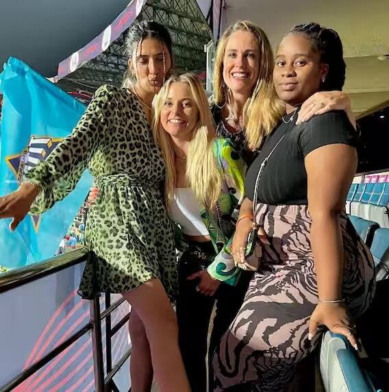 अनेक वेळा शहनील भाऊ शुभमन गिलचा उत्साह वाढवण्यासाठी स्टेडियमवर देखील पोहोचते. ती आयपीएलमध्येही अनेक सामने पाहण्यासाठी मैदानात पोहोचली होती.