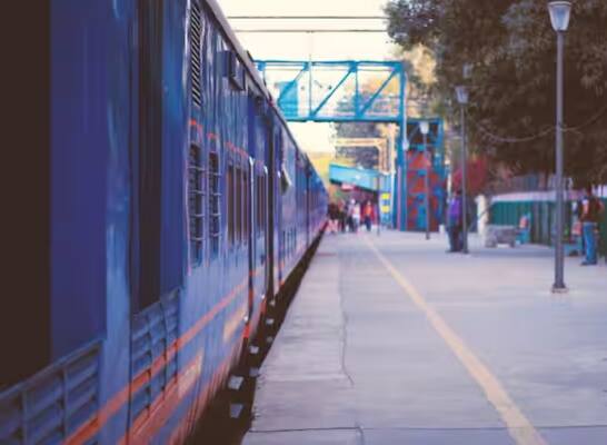 ਦਰਅਸਲ, ਇਹ ਕੋਟਾ ਸਿਰਫ਼ ਰੇਲਵੇ ਦੇ ਉੱਚ ਅਧਿਕਾਰੀਆਂ, ਸਰਕਾਰੀ ਮਹਿਮਾਨਾਂ, ਵੀਆਈਪੀਜ਼, ਮੰਤਰਾਲੇ ਦੇ ਮਹਿਮਾਨਾਂ ਆਦਿ ਲਈ ਵਰਤਿਆ ਜਾਂਦਾ ਹੈ। ਤੁਹਾਨੂੰ ਦੱਸ ਦਈਏ, ਇਸ ਵਿੱਚ ਵੇਟਿੰਗ ਟਿਕਟ ਕਨਫਰਮ ਹੋ ਜਾਂਦੀ ਹੈ ਅਤੇ ਇਸਦੀ ਪ੍ਰਕਿਰਿਆ ਵੀ ਚਾਰਟ ਤਿਆਰ ਕਰਨ ਤੋਂ ਇੱਕ ਦਿਨ ਪਹਿਲਾਂ ਸ਼ੁਰੂ ਹੋ ਜਾਂਦੀ ਹੈ।