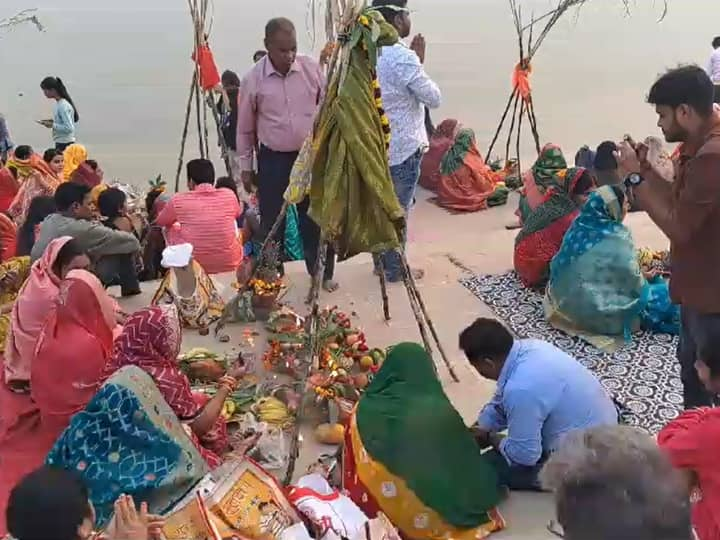 Prayagraj News: महापर्व छठ की शुरुआत नहाय खाय के साथ होती है. आज तीसरे दिन प्रयागराज के घाटों पर छठ व्रती महिलाओं की भीड़ उमड़ी. महिलाओं ने जल में खड़े होकर डूबते सूर्य को अर्घ्य दिया.