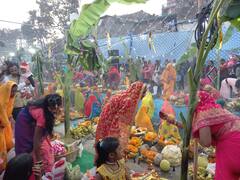 Chhath Puja 2023: देहरादून में भी छठ पूजा के लिए घाटों पर उमड़ी भीड़, जल में खड़े होकर डूबते सूर्य को दिया अर्घ्य