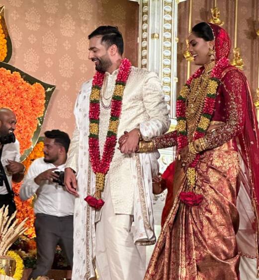 இவர்களது திருமண நிகழ்ச்சியில் நடிகை ரேவதி, ராதிகா, சுஹாசினி மணிரத்னம் உள்ளிட்ட பல திரை பிரபலங்கள் கலந்து கொண்டுள்ளனர்.
