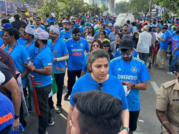 अहमदाबाद में कई जगहों पर मैच की स्क्रीनिंग की जा रही है. यहां भी भारतीय फैंस ब्लू जर्सी में इकट्ठे हो रहे हैं.