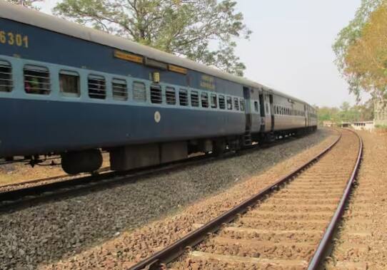 ਹੁਣ ਦੱਸਦੇ ਹਾਂ ਕਿ ਆਮ ਆਦਮੀ ਇਸ ਕੋਟੇ ਦੀ ਵਰਤੋਂ ਕਿਵੇਂ ਕਰ ਸਕਦਾ ਹੈ। ਦਰਅਸਲ, ਜੇਕਰ ਕੋਈ ਆਮ ਵਿਅਕਤੀ ਇਸ ਕੋਟੇ ਦਾ ਲਾਭ ਲੈਣਾ ਚਾਹੁੰਦਾ ਹੈ, ਤਾਂ ਉਸ ਨੂੰ ਯਾਤਰਾ ਦੀ ਮਿਤੀ ਤੋਂ ਇੱਕ ਦਿਨ ਪਹਿਲਾਂ ਇਸ ਲਈ ਅਰਜ਼ੀ ਦੇਣੀ ਹੋਵੇਗੀ। ਅਜਿਹੀ ਸਥਿਤੀ ਵਿੱਚ, ਤੁਹਾਨੂੰ ਸਾਬਤ ਕਰਨਾ ਹੋਵੇਗਾ ਕਿ ਤੁਹਾਨੂੰ ਐਮਰਜੈਂਸੀ ਵਿੱਚ ਕਿਤੇ ਜਾਣਾ ਹੈ ਅਤੇ ਕੰਮ ਬਹੁਤ ਜ਼ਰੂਰੀ ਹੈ।