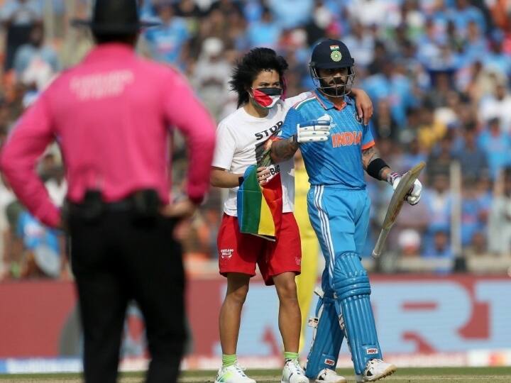 भारत बनाम ऑस्ट्रेलिया आईसीसी विश्व कप 2023 फाइनल मैच के दौरान सुरक्षा घेरा तोड़ते हुए एक दर्शक विराट कोहली से मिलने के लिए जबरन मैदान में घुस गया. दर्शक ने फिलिस्तीन का झंडा हाथ में लिया हुआ था.