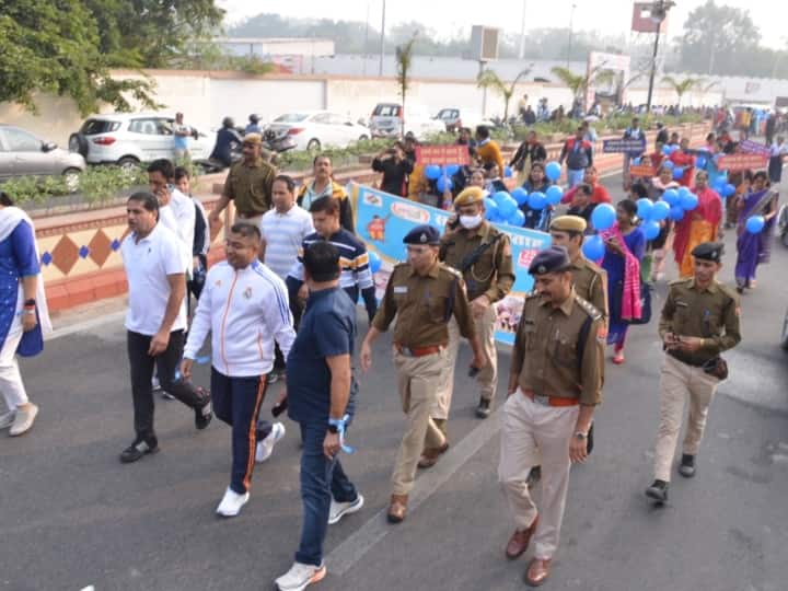 कहीं इंडिगो थीम पर वोकेथॉन से दिया मतदान का संदेश दिया गया है. इसके साथ ही विकलांग, किन्नर, बच्चे, वृद्ध सभी मतदान प्रतिशत बढाने में अपनी भूमिका निभा रहे हैं. मतदाताओं को जागरुक करने के लिए इंडिगो थीम पर समावेशी वोकेथॉन का आयोजन किया गया.