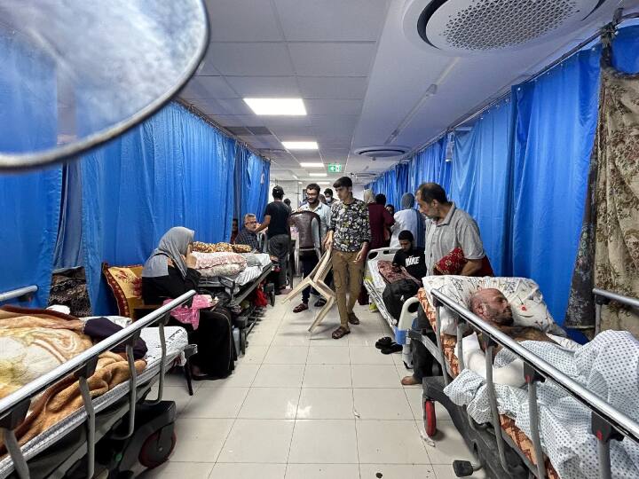 Israel Hamas War Large Number of Civilians fleeing From Al-Shifa UN calls hospital death zone अल-शिफा से भाग रहे सैंकड़ो लोग, यूएन ने अस्पताल को बताया 'डेथ जोन'