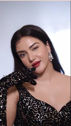 Honey Rose PHOTO: બ્લેક થાઈ હાઈ સ્લીટ ડ્રેસમાં હની રોઝે પરફેક્ટ ફિગર કર્યુ ફ્લોન્ટ