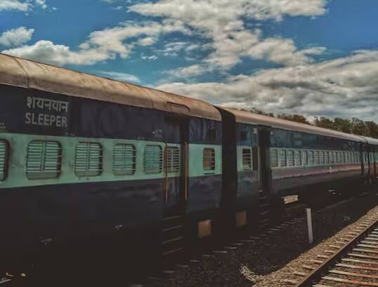 ਲੋਕ ਆਪਣੀਆਂ ਰੇਲ ਦੀਆਂ ਟਿਕਟਾਂ ਕਨਫਰਮ ਕਰਵਾਉਣ ਲਈ ਕਈ ਤਰ੍ਹਾਂ ਦੇ ਤਰੀਕੇ ਅਪਣਾਉਂਦੇ ਹਨ। ਹਾਲਾਂਕਿ ਕਈ ਵਾਰ ਜੁਗਾੜ ਲਾ ਕੇ ਵੀ ਟਿਕਟ ਕਨਫਰਮ ਨਹੀਂ ਹੁੰਦੀ।