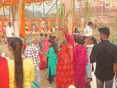 Chhath Puja 2023: कुशीनगर में छठ पूजा का उत्साह, डूबते सूर्य को अर्घ्य देने घाट पर पहुंची महिलाएं, देखें तस्वीर