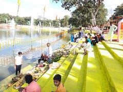 Chhath Puja 2023: सज चुका है छठ पूजा का घाट, देयुरा सजाए घाटों पर पहुंचने लगे श्रद्धालु, देखें तस्वीरें