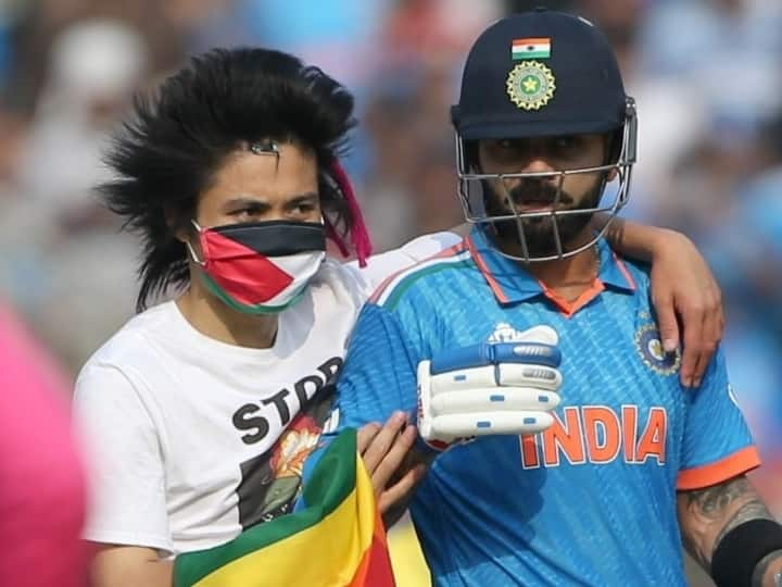 ICC World Cup: नरेंद्र मोदी स्‍टेड‍ियम में चल रहे IND vs AUS वर्ल्‍ड कप फाइनल में सुरक्षा के कड़े इंतजाम क‍िए गए हैं. बावजूद इसके एक दर्शक उल्‍लंघन करते हुए मैदान में व‍िराट कोहली के पास जा पहुंचा.