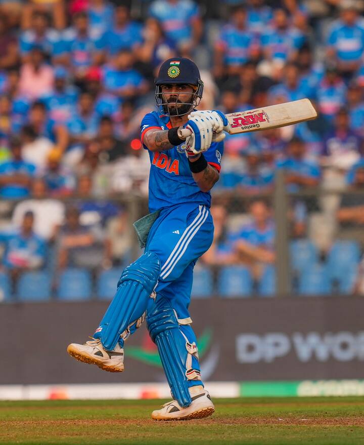 রবিবার বিশ্বকাপের ফাইনালে ঝকঝকে হাফসেঞ্চুরি করলেন বিরাট কোহলি। অস্ট্রেলিয়ার বিরুদ্ধে তিনি আউট হলেন ৬৩ বলে ৫৪ রান করে। রবিবার রিকি পন্টিংয়ের রেকর্ড ভেঙে দিলেন কিংগ কোহলি।