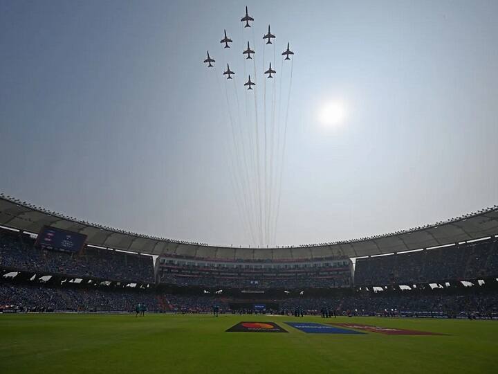 IND vs AUS World Cup 2023 Final Air Show Suryakiran IAF Narendra Modi Stadium Ahmedabad Air Show In IND vs AUS Final: वर्ल्ड कप फाइनल में भारतीय वायुसेना के विमानों से गूंजा नरेंद्र मोदी स्टेडियम, ऐसा रहा एयर शो का रोमांच