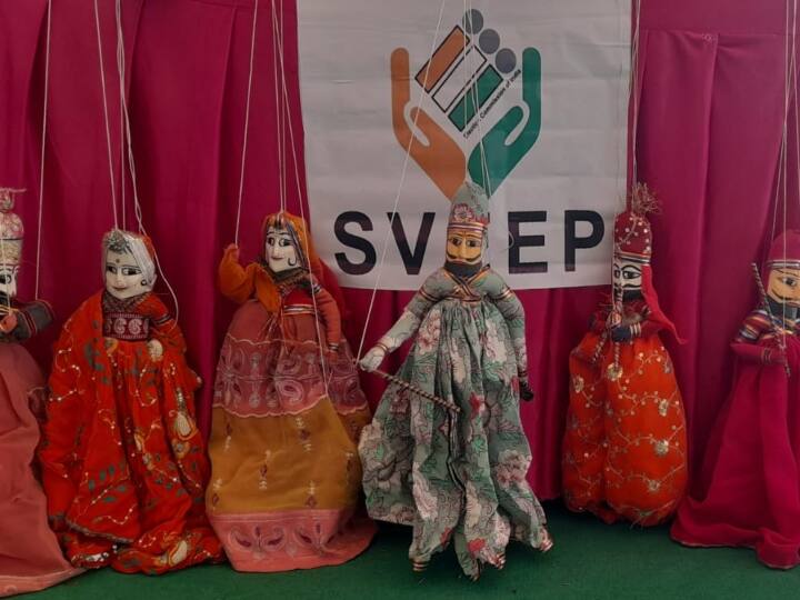 जिला स्वीप नोडल अधिकारी ने बताया की कार रैली के माध्यम से आम जनता को मतदान के लिए जागरूक किया गया. उनसे लोकतंत्र के पर्व पर वोट के जरिए अपना योगदान देने का आव्हान किया गया. उन्होंने बताया करीब 50 कार की रैली निकाली गई, जिसमें कॉलेज व्याख्याताओं और अन्य प्रतिभागियों ने कार पर पोस्टर बैनर चिपका कर लोगों को मतदान के लिए जागरूक किया.