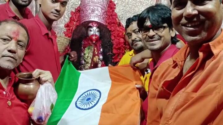 ভারতের জয় হোক, এই কামনা নিয়ে জাতীয় পতাকা নিয়ে তারাপীঠে তারা মায়ের কাছে পুজো দেন মন্দিরের সেবায়েতরা।  ভারতীয় ক্রিকেটারদের ছবি নিয়ে কীর্ণাহারে পদযাত্রায় সামিল হন স্থানীয় বাসিন্দারা।