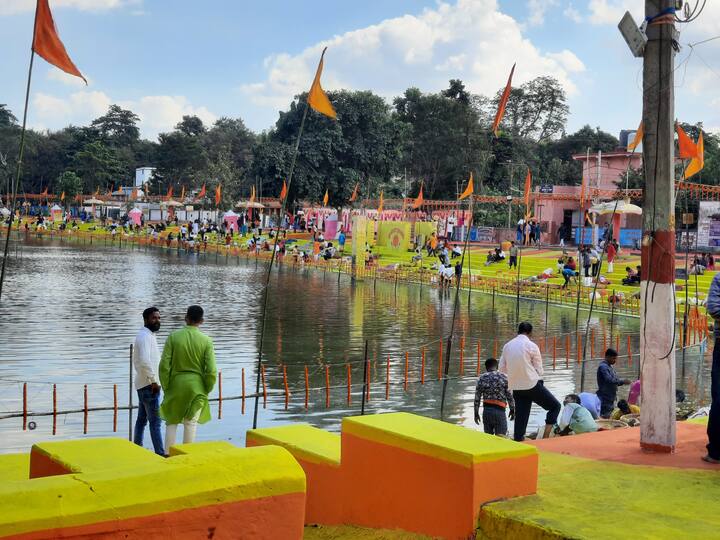 इस पावन पर्व में तीसरे दिन अस्ताचलगामी भगवान भास्कर को दूध और गंगा जल से अर्घ्य देते है जबकि चौथे और अंतिम दिन उगते हुए सूर्य को अर्घ्य देने के साथ यह पर्व का समापन हो जाता है.