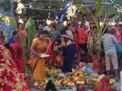 Chhath Puja 2023: देहरादून में भी छठ पूजा के लिए घाटों पर उमड़ी भीड़, जल में खड़े होकर डूबते सूर्य को दिया अर्घ्य