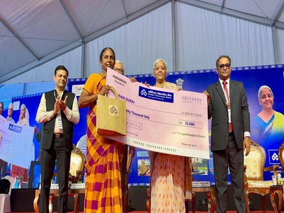 PM SVANidhi: इन जरूरतमंदों को मिला पीएम स्वनिधि का लाभ, वित्त मंत्री ने सौंपे सैंक्शन लेटर और चेक