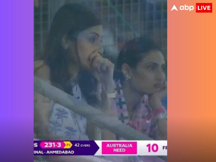 इन तस्वीरों में अनुष्का शर्मा बेहद परेशान नजर आ रही हैं, वहीं अथिया चेहरे पर हाथ रखकर काफी उदास दिख रही हैं.