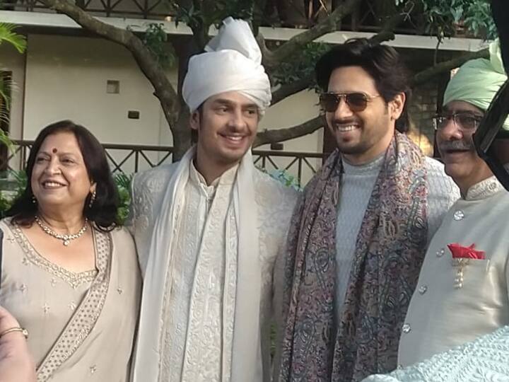 Uttarakhand News: देहरादून की सैर कर रहे बॉलीवुड एक्टर सिद्धार्थ मल्होत्रा, मिलने के लिए फैंस की लगी जबरदस्त भीड़ Sidharth Malhotra can visited dehurdun her enjoyed friend marriage fans lined up meet ann Uttarakhand News: देहरादून की सैर कर रहे बॉलीवुड एक्टर सिद्धार्थ मल्होत्रा, मिलने के लिए फैंस की लगी जबरदस्त भीड़