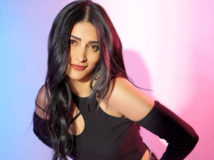 Sruthi Hasan Latest Photos : శృతిహాసన్ గురించి ప్రత్యేక పరిచయం అవసరం లేదు. కమల్ హాసన్ కూతురిగా సినిమాల్లోకి ఎంట్రీ ఇచ్చి.. తన నటన, అందంతో ఎందరో అభిమానులను సంపాదించుకుంది.