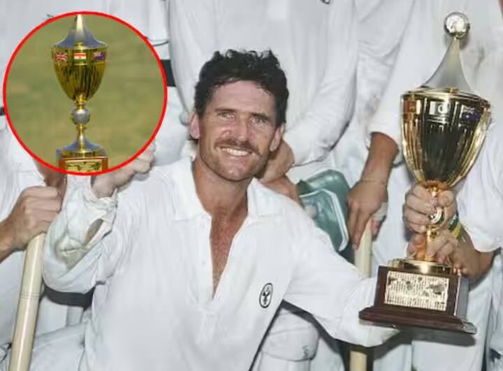 ਦੂਜੀ ਟਰਾਫੀ 1987 ਵਿੱਚ ਵਰਤੀ ਗਈ ਸੀ। 1987 ਦੇ ਮੈਚ ਵਿੱਚ ਵੀ ਭਾਰਤ ਅਤੇ ਆਸਟਰੇਲੀਆ ਦੀ ਟੀਮ ਫਾਈਨਲ ਵਿੱਚ ਪਹੁੰਚੀ ਸੀ। ਇਸ ਮੈਚ 'ਚ ਭਾਰਤ ਸ਼ੁਰੂ ਤੋਂ ਹੀ ਅੱਗੇ ਸੀ, ਪਰ ਆਖਰੀ ਕੁਝ ਗੇਂਦਾਂ 'ਚ ਟੇਬਲ ਪਲਟ ਗਿਆ ਅਤੇ ਆਸਟ੍ਰੇਲੀਆ ਨੇ ਜਿੱਤ ਦਰਜ ਕੀਤੀ। ਇਸ ਮੈਚ ਵਿੱਚ ਆਸਟਰੇਲੀਆ ਨੂੰ ਮਿਲੀ ਟਰਾਫੀ ਸੁਨਹਿਰੀ ਰੰਗ ਦੀ ਸੀ। ਇਸ ਟਰਾਫੀ ਦੇ ਵਿਚਕਾਰ ਭਾਰਤ ਦਾ ਝੰਡਾ ਬਣਾਇਆ ਗਿਆ ਸੀ।