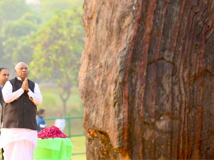 Mallikarjun paid floral tribute to the 'Iron Lady'. (Image Source: X/@INCIndia)