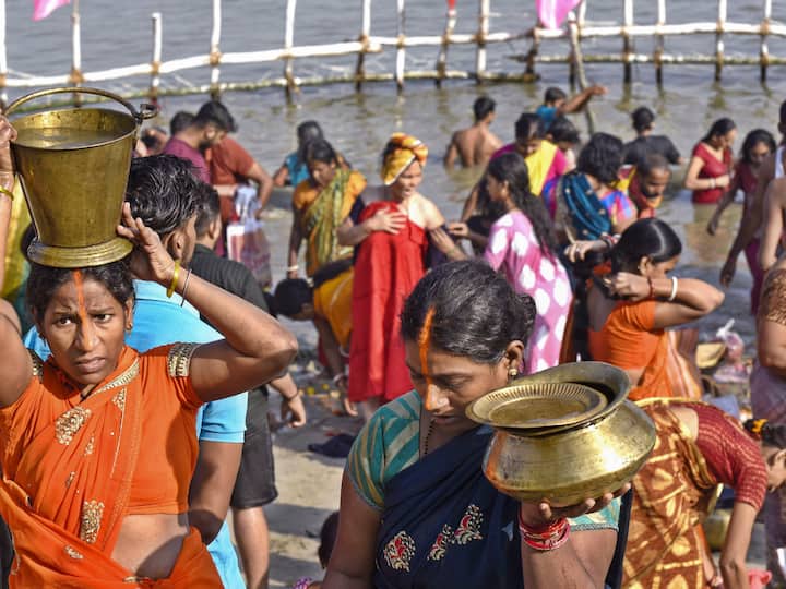 Devotees were seen carrying holy water from the Ganga river as they performed rituals during 'Nahay Khay' of the 'Chhath Puja' festival, in Patna. (Image Source: PTI)