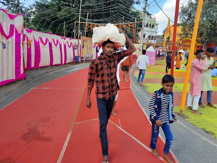 वहीं इस पर्व में छोटे छोटे नन्हे बच्चे अपने सर पर देयुरा (सूप ओर डाला ) लिये छठ घाट की ओर जाते दिख रहे है. पूरी आस्था का समुद्र छठ घाटों पर उमड़ पड़ा है.