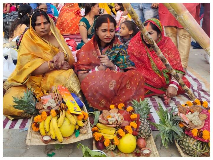 Chhath Puja 2023 In Gurugram: दिल्ली से सटे साइबर सिटी गुरुग्राम के शीतला माता मंदिर परिसर में आज छठ पूजा का आयोजन किया गया. इस दौरान करीब 50 हजार श्रद्धालुओं के पहुंचने की उम्मीद जताई जा रही है.