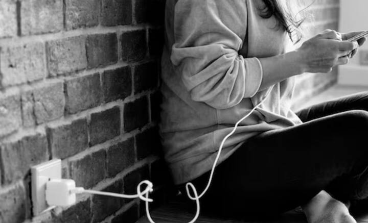 মানুষ সমাজবদ্ধ জীব অবশ্যই। কিন্তু ভিড়ভাট্টা, হইচই ধাতে সয় না সকলের। এক্ষেত্রে কিছু রাশির কথা বিশেষ ভাবে উল্লেখ্য। সকলের মাঝে থাকার চেয়ে একাকী বেশি স্বচ্ছন্দ এঁরা।