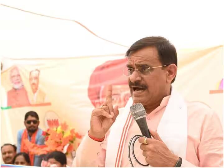 MP Elections 2023: मौत पर सियासी बवाल! 'आचार संहिता के दौरान दिग्विजय सिंह का धरना', बीजेपी ने पूछा- किसने दी अनुमति? MP Assembly Elections 2023 vd Sharma submitting memorandum raised questions on Digvijay Singh protest on death of Congress worker Salman Khan in mp MP Elections 2023: मौत पर सियासी बवाल! 'आचार संहिता के दौरान दिग्विजय सिंह का धरना', बीजेपी ने पूछा- किसने दी अनुमति?