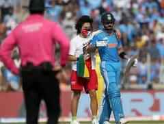 ਮੂੰਹ 'ਤੇ ਮਾਸਕ, ਟੀ-ਸ਼ਰਟ ਪਿੱਛੇ ਕਿਸ ਦੇਸ਼ ਦਾ ਝੰਡਾ ਲੈ ਕੇ ਵਿਰਾਟ ਕੋਹਲੀ ਕੋਲ ਆਇਆ ਫੈਨ ?