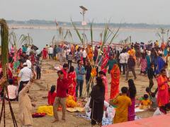 Chhath Puja 2023: वाराणसी के घाटों पर छठ की बिखरी छटा, तीसरे दिन डूबते सूर्य को दिया गया अर्घ्य, देखें तस्वीर