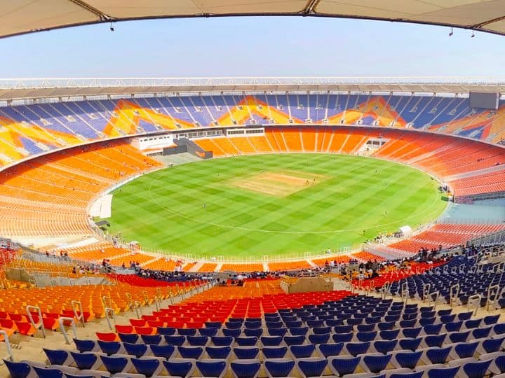 How much money was spent in building Motera Stadium in Ahmedabad? अहमदाबाद के मोटेरा स्टेडियम को बनाने में कितने रुपये खर्च हुए थे?