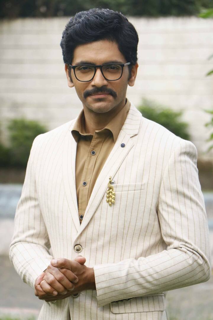 অভিনয় জগতে প্রবেশ ধারাবাহিকের হাত ধরেই.. তারপরে পর্দা, ওয়েব সিরিজে সাফল্য পেয়েছেন তিনি। কাজ করেছেন মঞ্চেও। দীর্ঘ সময় পরে, ফের ধারাবাহিকে পা রাখছেন অর্জুন চক্রবর্তী (Arjun Chakrabarty)।