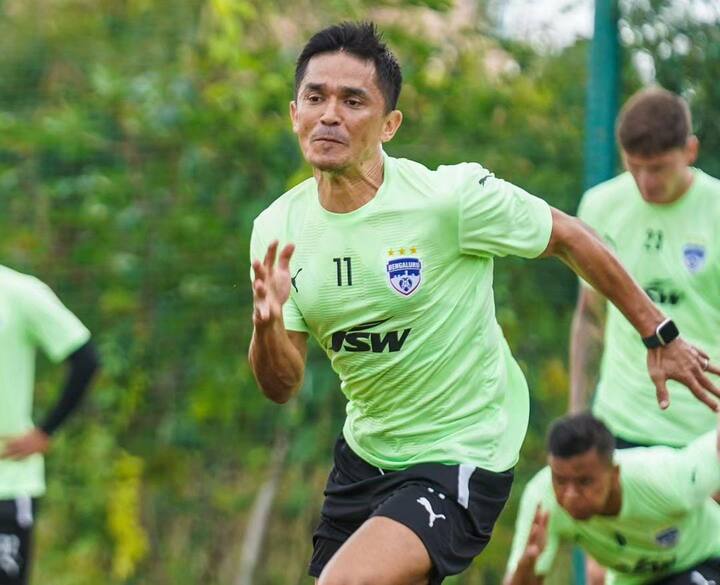 போர்ச்சுக்கல் நாட்டின் கால்பந்து ஜாம்பவான் கிறிஸ்டியானோ ரொனால்டோ 127 கோல்களுடன் முதல் இடத்தில் உள்ளார்.