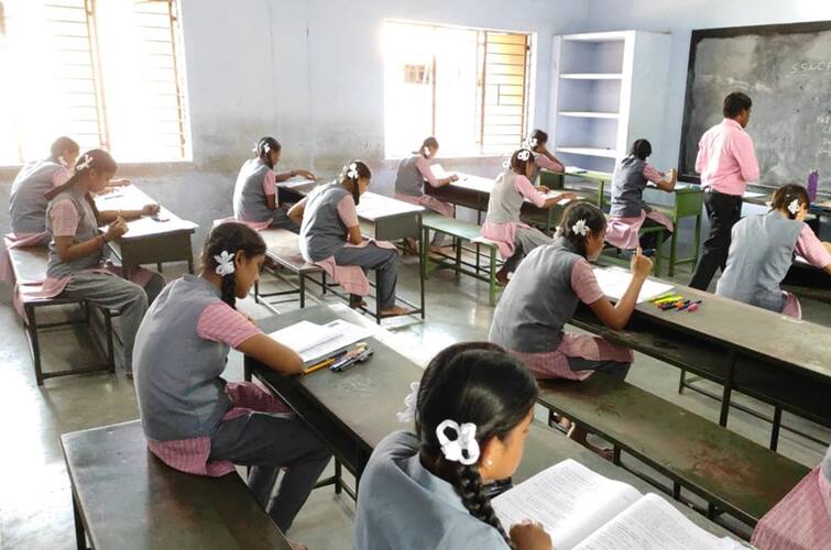 TN 10th 11th class public exam students emis details instructions to headmasters TN Public Exam: 10, 11-ம் வகுப்பு பொதுத்தேர்வு எழுதும் மாணவர்கள்; தலைமை ஆசிரியர்களுக்குப் பறந்த முக்கிய உத்தரவு!