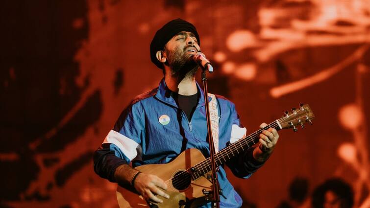 Arijit Singh: Arijit Singh Surprised audience with the new song of The Archies know the reaction Arijit Singh: মঞ্চেই দর্শকদের জন্য চমক, কী ঘটেছিল অরিজিতের দুবাইয়ের শো-তে?