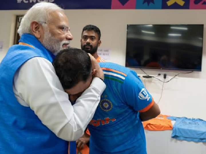 mohammed shami share pic with PM Modi in Team India Dressing Room after IND vs AUS World Cup 2023 Final PM Modi With Mohammed Shami: फाइनल में हार के बाद पीएम मोदी ने मोहम्मद शमी को लगाया गले, सामने आई ड्रेसिंग रूम की खास तस्वीर