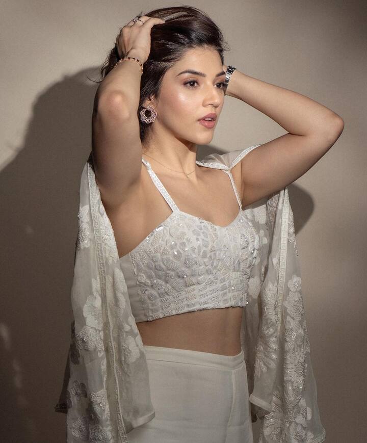 వైట్ స్లీవ్​ లెస్ బ్లౌజ్​ టాప్​లో క్యూట్​గా కనిపించింది.