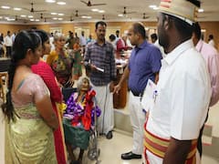 ‘மகன்கள் அடித்து துரத்தி விட்டனர்’ - 107 வயது மாமியாருடன் தஞ்சை கலெக்டர் அலுவலகத்தில் மனு அளித்த மூதாட்டி