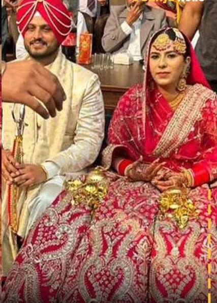 ਇਸਦੇ ਨਾਲ ਹੀ ਗੁਰਨਾਮ ਕਈ ਵੀਡੀਓ ਵਿੱਚ ਆਪਣੀ ਪਤਨੀ ਲਈ ਗੀਤ ਗਾਉਂਦੇ ਹੋਏ ਵੀ ਵਿਖਾਈ ਦੇ ਰਹੇ ਹਨ। ਇਨ੍ਹਾਂ ਵੀਡੀਓਜ਼ ਨੂੰ ਵੇਖ ਜਿੱਥੇ ਪ੍ਰਸ਼ੰਸਕ ਹੈਰਾਨ ਹੋ ਰਹੇ ਹਨ, ਉੱਥੇ ਹੀ ਲੋਕਾਂ ਵੱਲੋਂ ਲਗਾਤਾਰ ਵਧਾਈਆਂ ਦਿੱਤੀਆਂ ਜਾ ਰਹੀਆਂ ਹਨ।