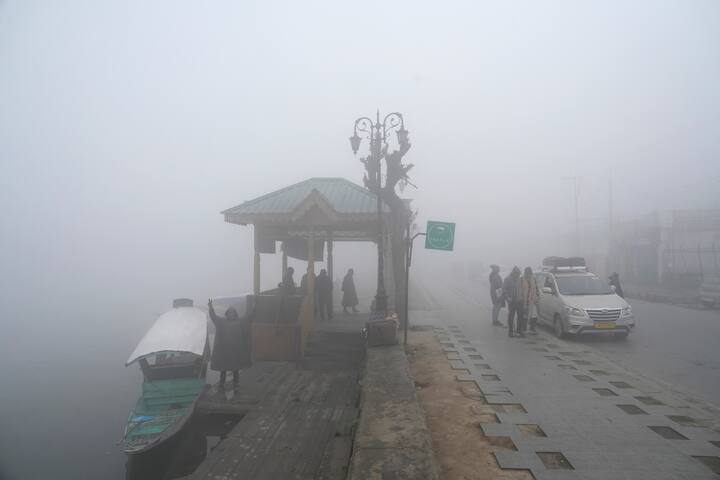 आईएमडी के एक अधिकारी ने कहा कि जम्मू-कश्मीर की ग्रीष्मकालीन राजधानी श्रीनगर में न्यूनतम तापमान शून्य से 0.8 डिग्री सेल्सियस कम था, जो साल के इस मौसम में सामान्य से 1.2 डिग्री सेल्सियस कम है.