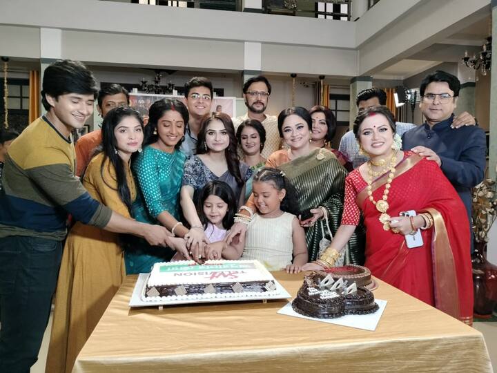এরপরে কী ধারাবাহিকের মনঃসংযোগ করতে চাইছেন অর্জুন? অভিনেতা বলছেন, 'চিত্রনাট্য পছন্দ হলে, আমি সিনেমা, ওয়েব সিরিজ সব কিছুতেই কাজ করতে চাই। তবে সেক্ষেত্রে আগে থেকে জানিয়ে ধারাবাহিকের শ্যুটিং শিডিউলের সঙ্গে মানিয়ে নিতে হবে। ভাল কাজ পেলে চাপ থাকলেও দুটো শ্যুটিং করা যাবে একসঙ্গে।' সিনেমা-ওয়েব সিরিজে মনের মতো চরিত্র না পাওয়ার আক্ষেপ রয়েছে? অর্জুন বলছেন, 'আমি অনেক ভাল চরিত্রই পেয়েছি। গুপ্তধন সিরিজ বা 'দেবী চৌধুরানী'-মতো কাজ তো আর রোজ রোজ হয় না। ফলে নিয়মিত অভিনয়-চর্চার জন্য ধারাবাহিক একটা ভাল মাধ্যম। ভাল কাজ করার খিদে রয়েছে, তবে আমার আক্ষেপ নেই।'