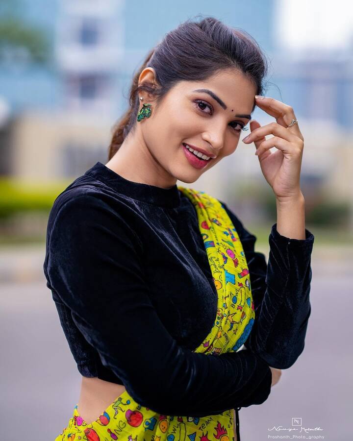 బ్లాక్ బ్లౌజ్​తో వచ్చిన ఈ ఎల్లో శారీని నవ్య మారోతు డిజైన్ చేసింది.