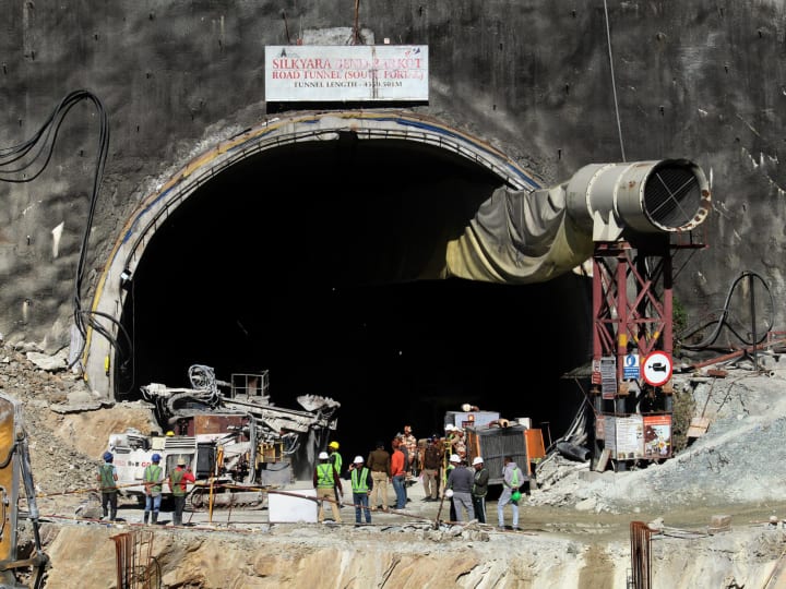 uttarkashi uttarkashi tunnel rescue 41 workers trapped finally freed after 17 days latest marathi news Uttarkashi Tunnel Rescue : उत्तरकाशीतील बोगद्यात अडकलेल्या 41 कामगांरांची अखेर सुटका,  17 दिवसांनी बचाव पथकाला यश, देशवासियांचा सुटकेचा निश्वास