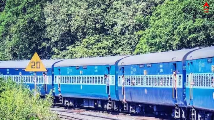 ভারতে ট্রেনের 'কনফার্ম টিকিট' পাওয়া একটা বড় ব্যাপার। বিশেষ করে যদি রেল যাত্রার সময়টা ভরা উৎসবের মরশুমে হয়। তাহলে টিকিট পাওয়া প্রায় অসম্ভব হয়ে ওঠে।