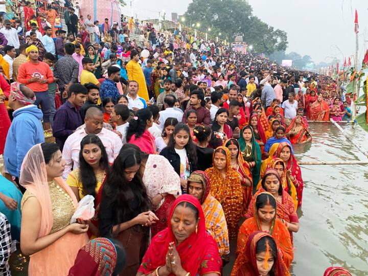 लोकआस्था का चार दिवसीय महापर्व छठ सोमवार को समाप्त हो गया. सोमवार की सुबह उगते हुए सूर्य को अर्घ्य दिया गया. तस्वीर में देखिए बिहार से लेकर अमेरिका तक किस तरह छठ को मनाया गया है.