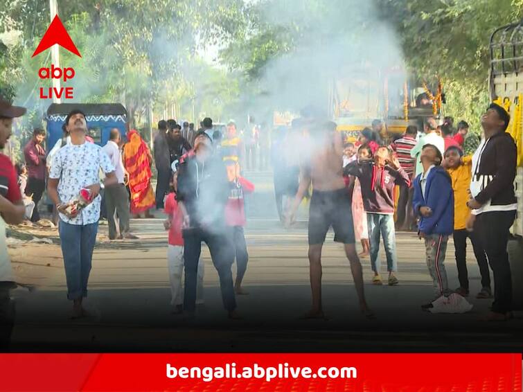 Firecrackers Menace Across Kolkata On Chhath Puja 2023 Firecrackers On Chhath Puja 2023:নিষেধাজ্ঞাকে বুড়ো আঙুল দেখিয়ে দেদার শব্দবাজির তাণ্ডব ছটপুজোয়